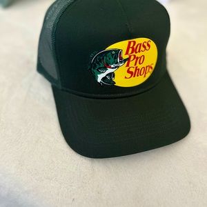Hunters green Bass pro trucker hats.The hats is new and original.